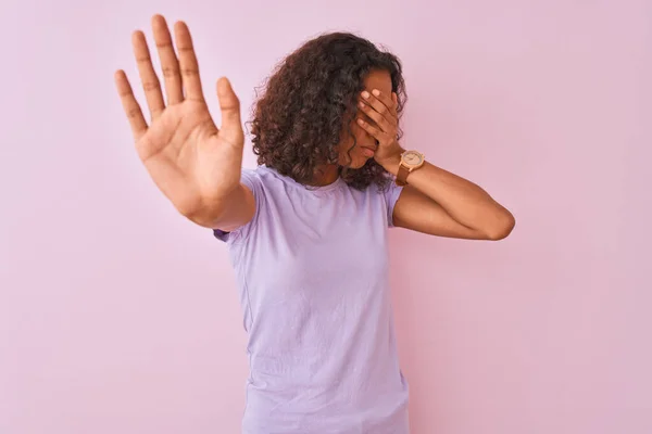 Giovane Donna Brasiliana Indossa Shirt Piedi Sopra Isolato Sfondo Rosa — Foto Stock