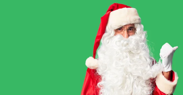 Ein Gutaussehender Mann Mittleren Alters Weihnachtsmann Kostüm Und Bart Steht — Stockfoto