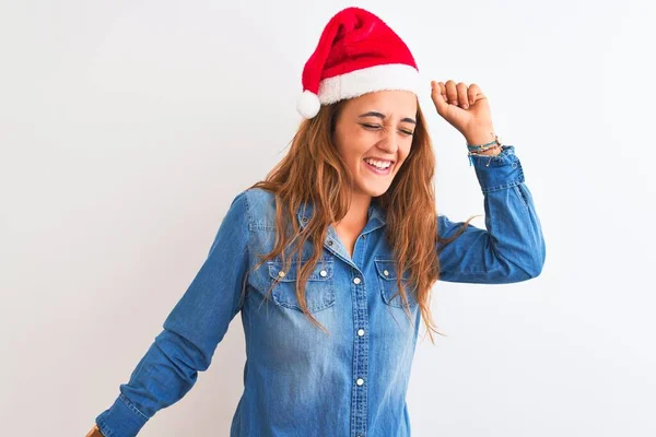 Jovem Mulher Ruiva Bonita Vestindo Chapéu Natal Sobre Fundo Isolado — Fotografia de Stock