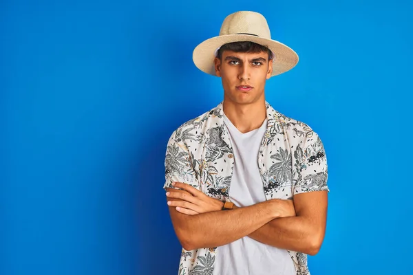 Tatilde Olan Hintli Bir Adam Hawiaian Tişörtlü Yaz Şapkası Takıyor — Stok fotoğraf