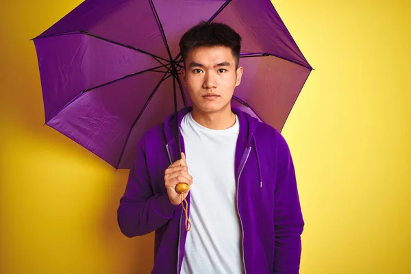 Ásia Chinês Homem Vestindo Roxo Guarda Chuva Sobre Isolado Amarelo — Fotografia de Stock