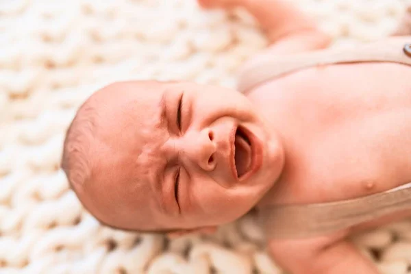 Schattige Baby Liggend Deken Bank Thuis Pasgeborenen Huilen Schreeuwen — Stockfoto