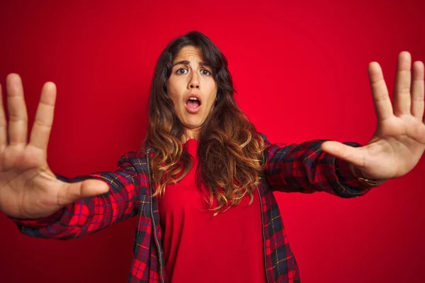 Jeune Belle Femme Portant Une Veste Décontractée Debout Sur Fond — Photo