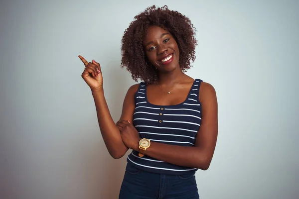 Jonge Afrikaanse Vrouw Met Gestreept Shirt Een Geïsoleerde Witte Achtergrond — Stockfoto