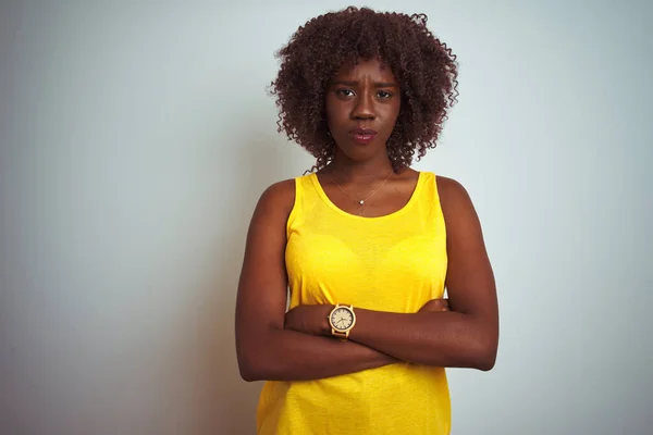 Jovem Afro Africana Vestindo Camiseta Amarela Sobre Fundo Branco Isolado — Fotografia de Stock