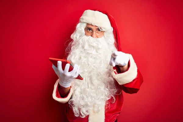 Muž Středního Věku Kostýmu Santa Claus Pomocí Tabletu Přes Izolované — Stock fotografie