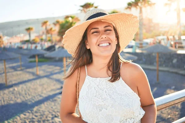 Jovem Mulher Bonita Sorrindo Feliz Desfrutando Férias Verão Praia — Fotografia de Stock