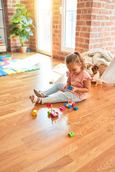 Schöne Blonde Kleinkind Mädchen Spielt Mit Zug Kindergarten — Stockfoto