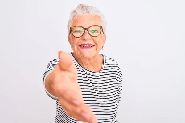 Starsza Siwowłosa Kobieta Ubrana Marynarskie Okulary Białym Tle Uśmiechnięta Przyjazna — Zdjęcie stockowe