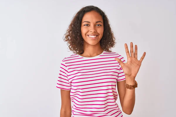 Mujer Brasileña Joven Con Camiseta Rayas Rosa Pie Sobre Fondo —  Fotos de Stock