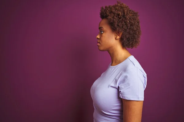 年轻而美丽的非洲裔美国女人 有着非洲血统的头发 有着孤立的紫色背景 — 图库照片