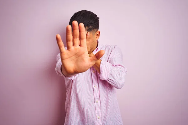 年轻的巴西男子穿着衬衫 站在孤立的粉色背景之上 用手捂住眼睛 用悲伤和恐惧的表情做停止动作 尴尬和消极的概念 — 图库照片