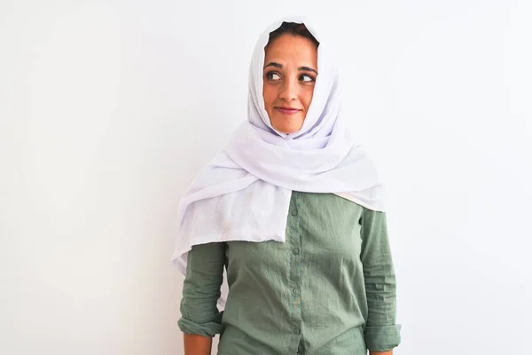 若いです美しいですアラブ女性身に着けています伝統的なイスラム教徒のヒジャーブ上の隔離された背景笑顔側を見て離れて考え — ストック写真