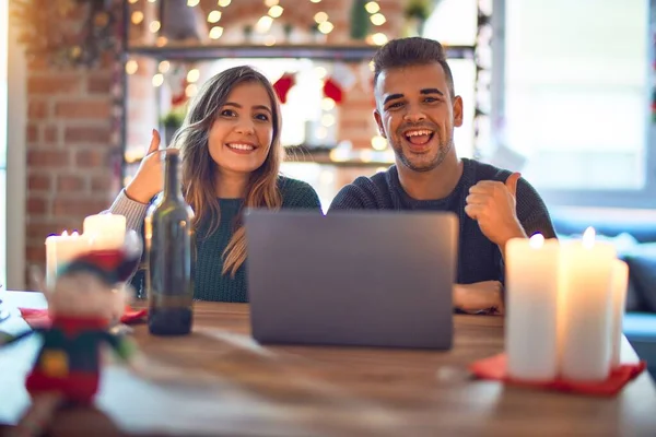 Junge Schöne Paar Sitzt Mit Laptop Weihnachtsdekoration Hause Und Tut — Stockfoto