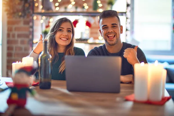 Giovane Bella Coppia Seduta Con Computer Portatile Intorno Decorazione Natale — Foto Stock