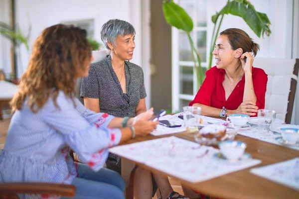 Reunión Mujeres Mediana Edad Almorzando Tomando Café Amigos Maduros Sonriendo — Foto de Stock