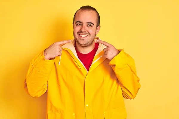 Jovem Vestindo Capa Chuva Sobre Fundo Amarelo Isolado Sorrindo Alegre — Fotografia de Stock