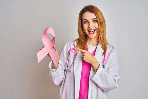 Kafkasyalı Doktor Kadın Pembe Kanser Kurdelesini Soyutlanmış Arka Planda Tutuyor — Stok fotoğraf