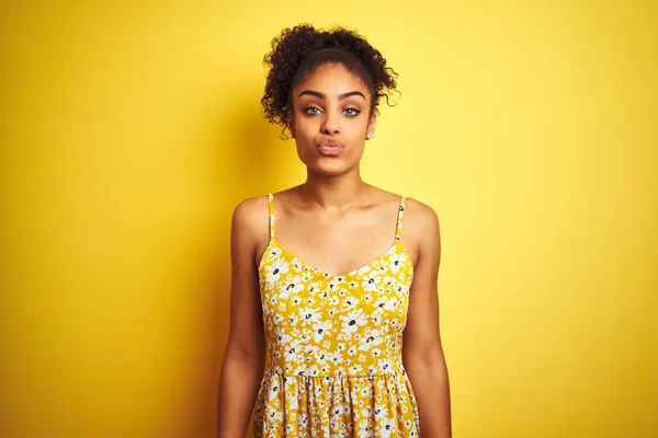 Afro Amerikaanse Vrouw Draagt Casual Bloemenjurk Staan Geïsoleerde Gele Achtergrond — Stockfoto