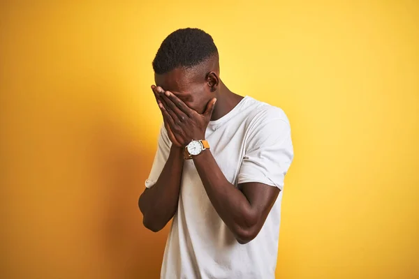 Beyaz Shirt Giyen Genç Afro Amerikalı Adam Izole Edilmiş Sarı — Stok fotoğraf