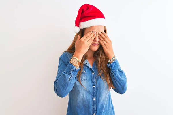 Молодая Красивая Рыжеволосая Женщина Рождественской Шляпе Изолированном Фоне Потирает Глаза — стоковое фото