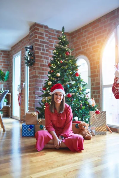 Hermosa Mujer Sentada Suelo Alrededor Del Árbol Navidad Regalos Vistiendo —  Fotos de Stock