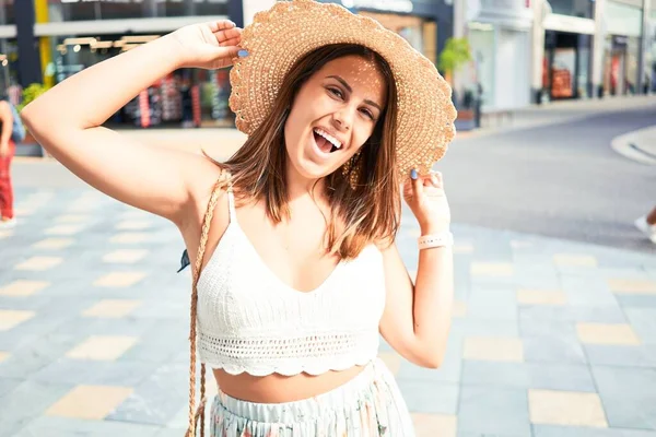 Junge Schöne Frau Einem Einkaufszentrum Die Einem Sonnigen Sommertag Glücklich — Stockfoto