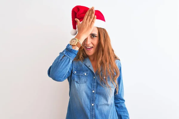 Joven Hermosa Pelirroja Con Sombrero Navidad Sobre Fondo Aislado Sorprendido — Foto de Stock