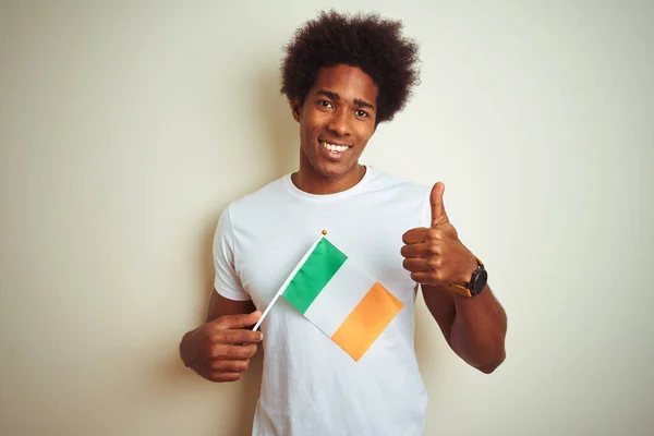 Νεαρός Αφροαμερικάνος Που Κρατά Ιρλανδική Σημαία Πάνω Από Απομονωμένο Λευκό — Φωτογραφία Αρχείου