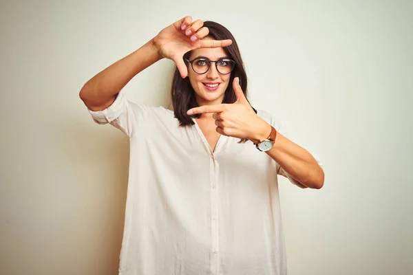 Jonge Mooie Vrouw Met Shirt Bril Een Witte Geïsoleerde Achtergrond — Stockfoto