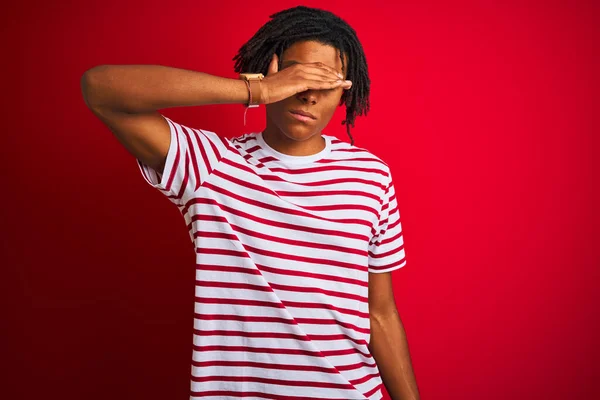 Ung Afro Man Med Dreadlocks Bär Randig Shirt Stående Över — Stockfoto