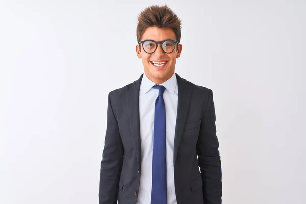 Młody Przystojny Biznesmen Garniturze Okularach Białym Tle Szczęśliwym Chłodnym Uśmiechem — Zdjęcie stockowe