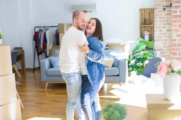Junges Paar tanzt im neuen Zuhause um Pappkartons herum, feiert — Stockfoto