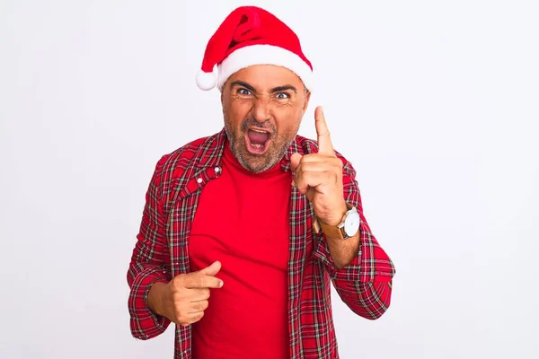 Muž Středního Věku Nosí Vánoční Santa Klobouk Stojící Nad Izolovaným — Stock fotografie