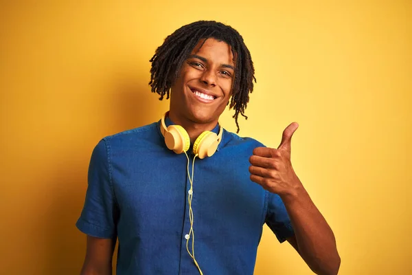 Afro Amerikai Férfi Raszta Fejhallgatóval Izolált Sárga Háttér Felett Boldog — Stock Fotó