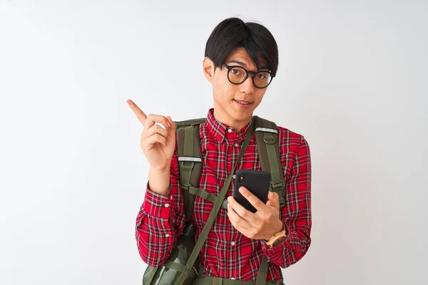 Uomo Escursionista Cinese Che Indossa Mensa Utilizzando Smartphone Sfondo Bianco — Foto Stock