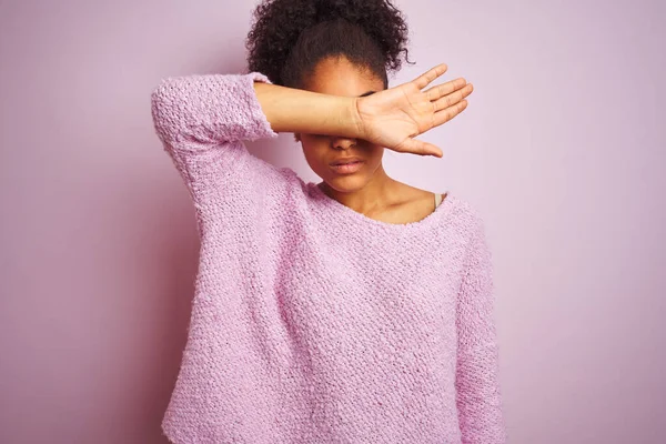 Fiatal Afro Amerikai Téli Pulóvert Visel Elszigetelt Rózsaszín Háttér Fölött — Stock Fotó