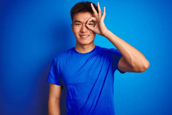 Jonge Aziatische Chinese Man Draagt Shirt Staan Geïsoleerde Blauwe Achtergrond — Stockfoto