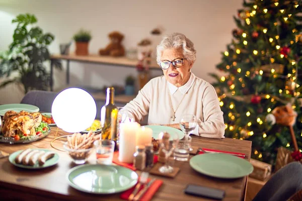 Adorabile Donna Anziana Sorridente Felice Sicura Seduto Pronto Festeggiare Natale — Foto Stock