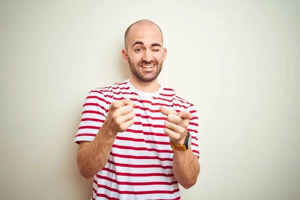 수염을 대머리 남자가 티셔츠를 행복하고 얼굴로 카메라를 손가락을 겨누고 에너지 — 스톡 사진