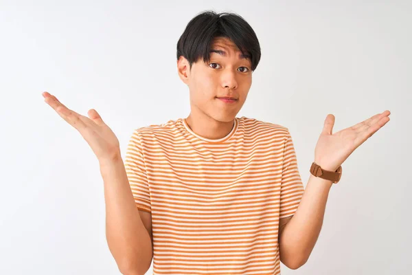 Ung Kinesisk Man Bär Casual Randig Shirt Stående Över Isolerad — Stockfoto