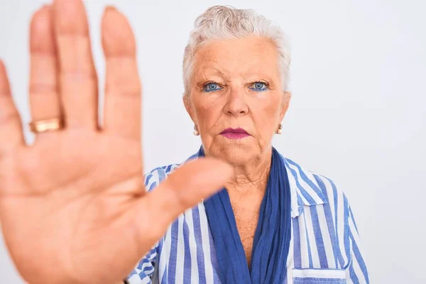 Ältere Grauhaarige Frau Blau Gestreiftem Hemd Vor Isoliertem Weißem Hintergrund — Stockfoto