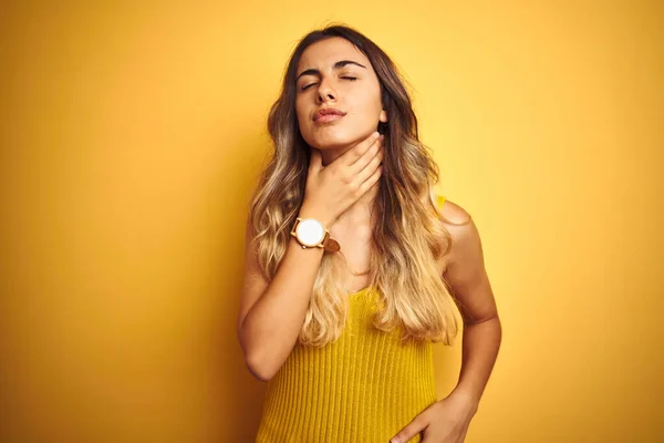 Junge Schöne Frau Trägt Shirt Über Gelbem Isolierten Hintergrund Berühren — Stockfoto