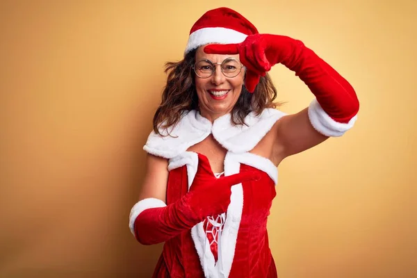 Middelbare Leeftijd Mooie Vrouw Dragen Santa Claus Kostuum Geïsoleerde Gele — Stockfoto