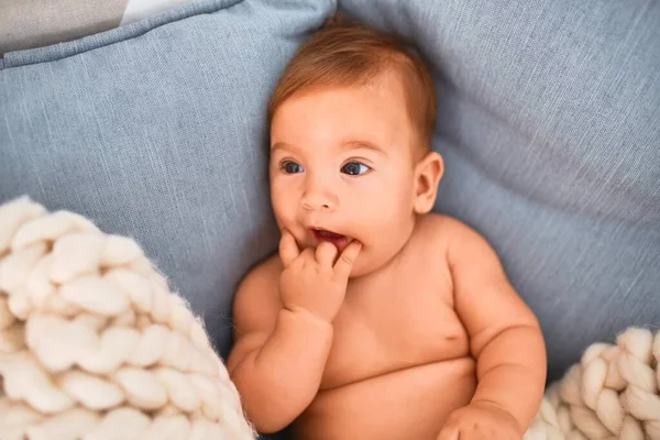 自宅のソファの上に毛布の上に寝そべっている愛らしい赤ちゃん 新生児のリラックスと休息快適な — ストック写真