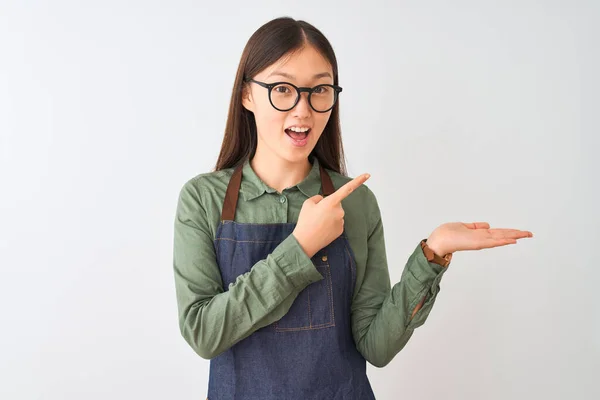 Junge Chinesische Ladenbesitzerin Mit Schürze Und Brille Über Isoliertem Weißem — Stockfoto