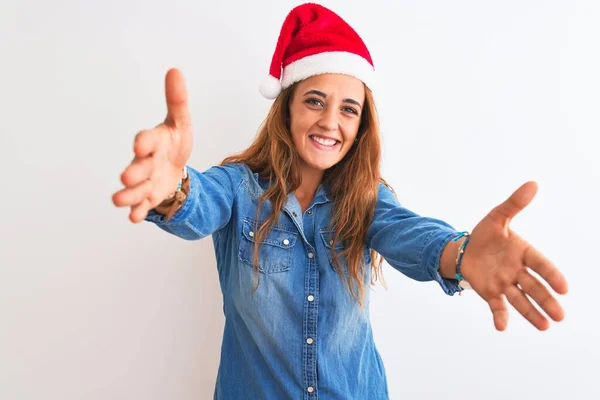 Jovem Mulher Ruiva Bonita Vestindo Chapéu Natal Sobre Fundo Isolado — Fotografia de Stock