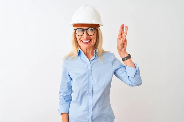 Middelbare Leeftijd Architect Vrouw Dragen Bril Helm Geïsoleerde Witte Achtergrond — Stockfoto