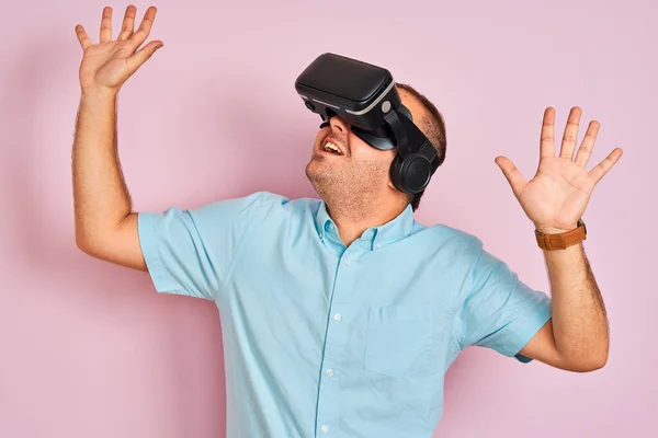 Joven Hombre Tamaño Grande Jugando Juego Realidad Virtual Con Gafas —  Fotos de Stock