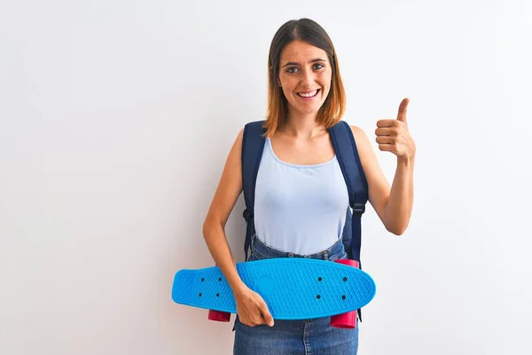Mulher Estudante Ruiva Bonita Vestindo Uma Mochila Skate Feliz Com — Fotografia de Stock